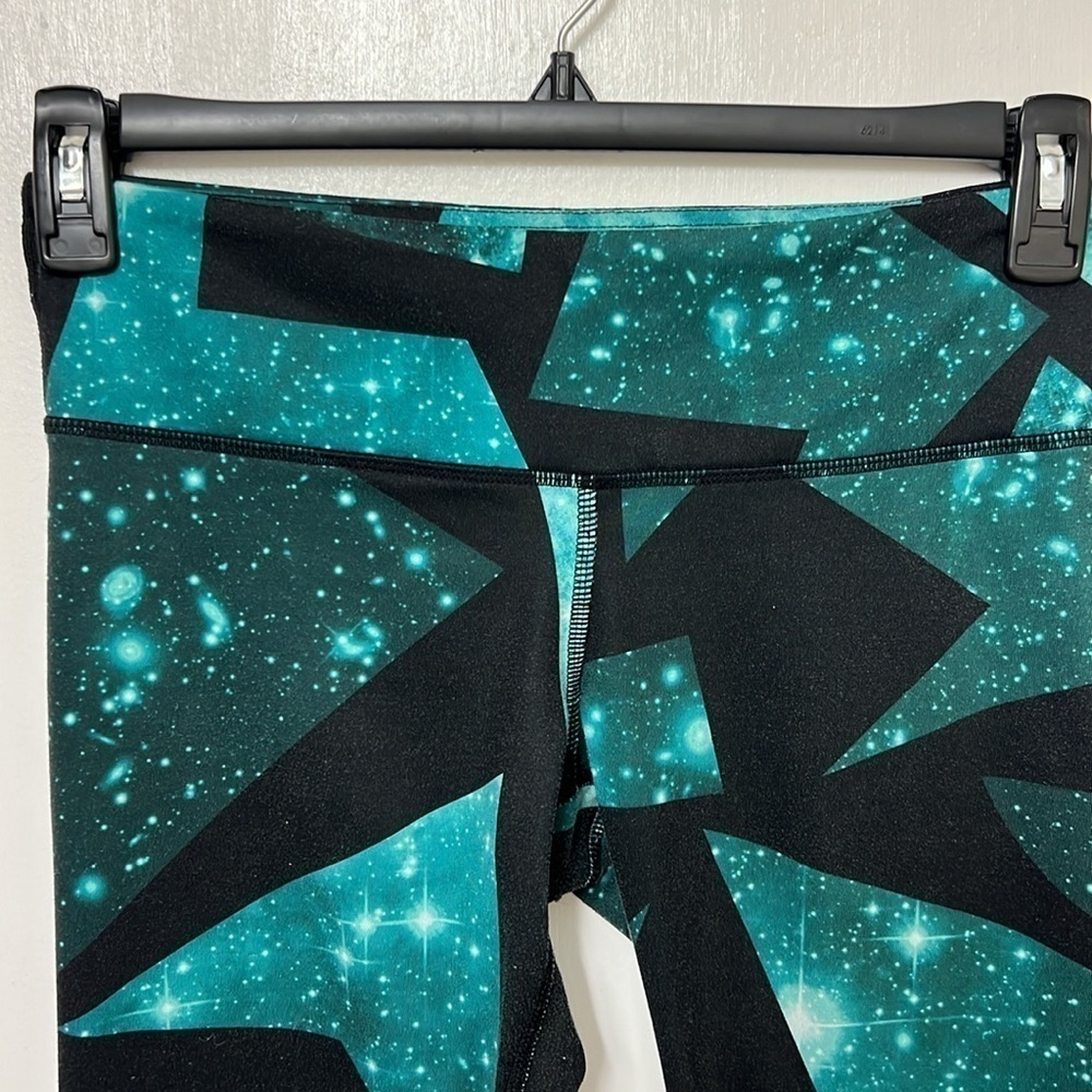 Alo crop leggings Sz S Black & Green w/white flashes, inseam 19" waist 14.5” - Picture 4 of 8